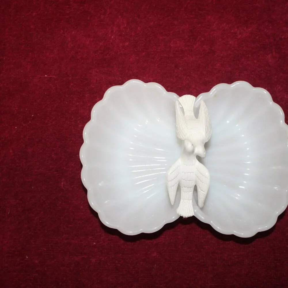 Vintage Avon Milk Glass Double Seashell Soap Dish with Doves